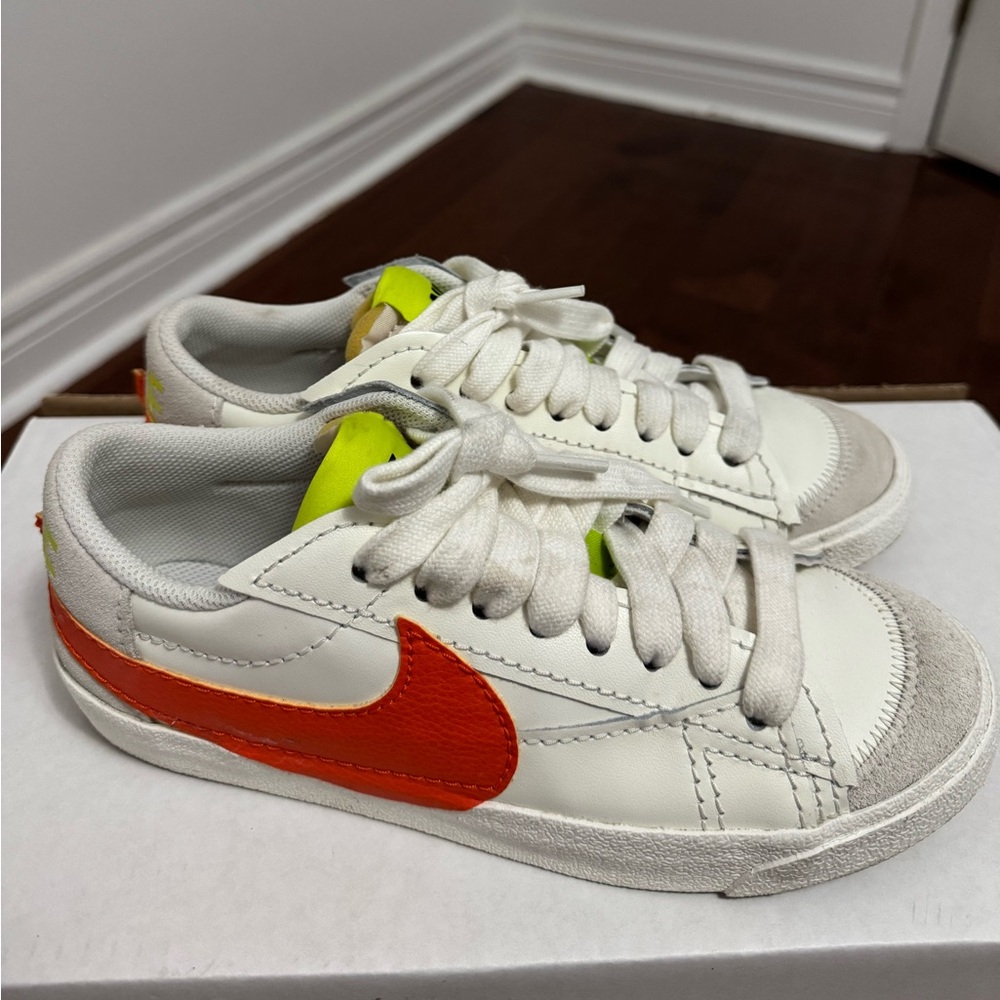Nike Sneaker Blazer Low ‘77 Vintage - White/Team Orange - Lightly Worn